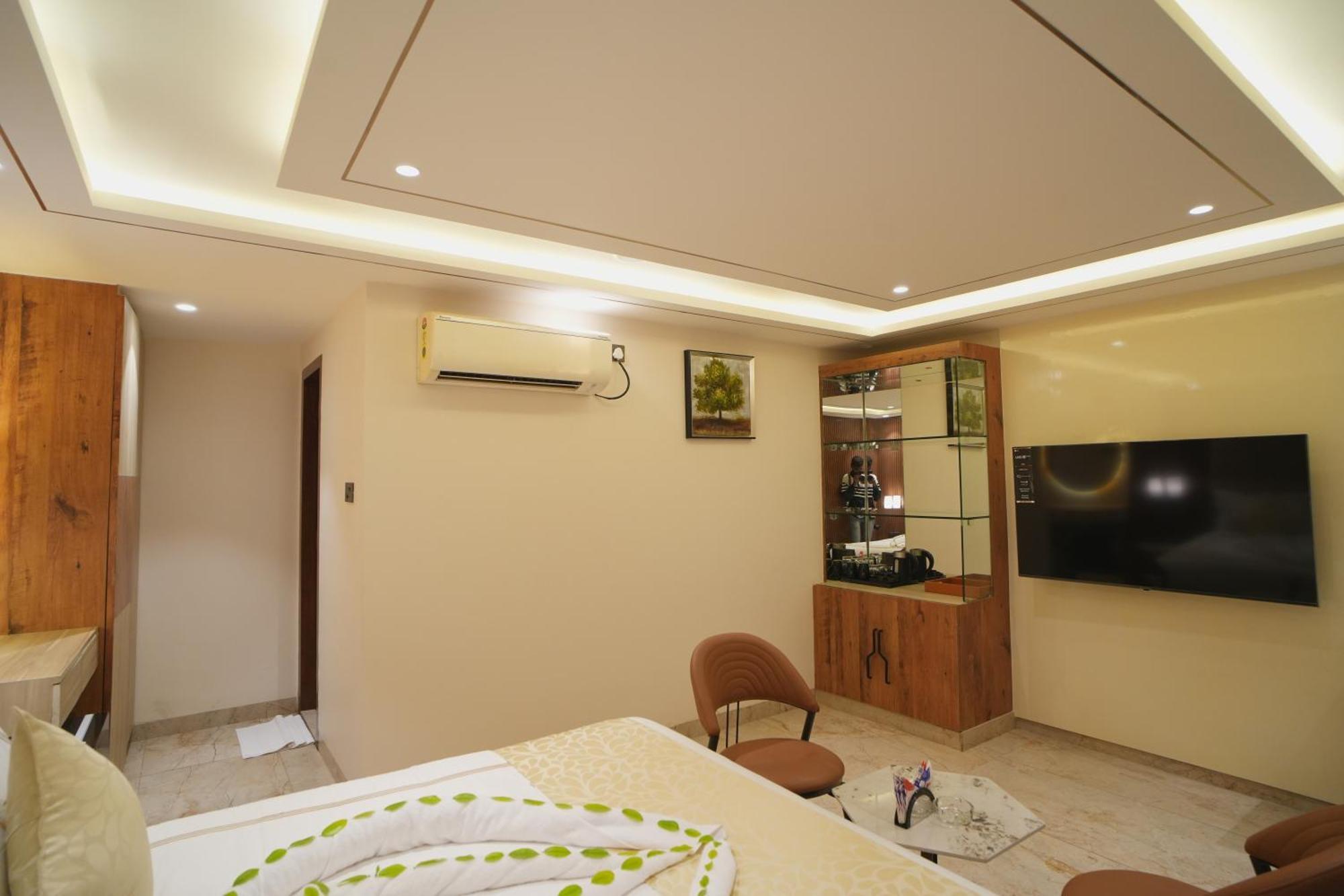Oriva Vinflora Residency - Nr Lv Prasad Hospital, Banjara Hills Hotel Hyderabad Bagian luar foto